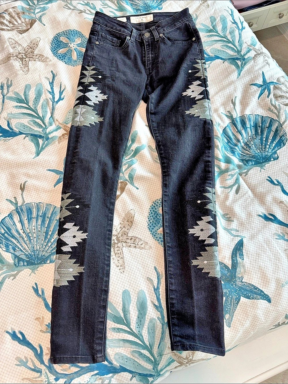 Miss Me Embroidered Skinny Jeans in Black Like New